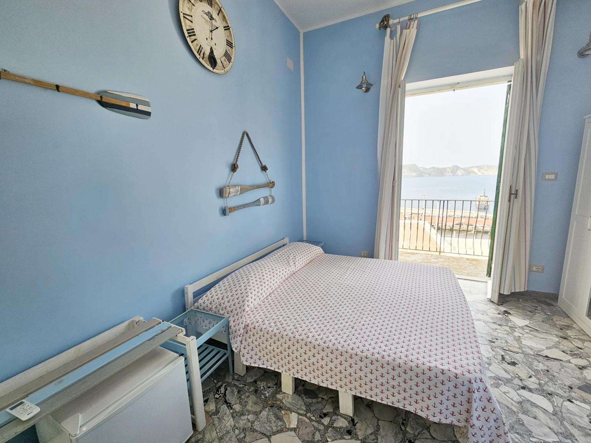 Maridea - Camere Con Vista Al Porto Понца Екстериор снимка